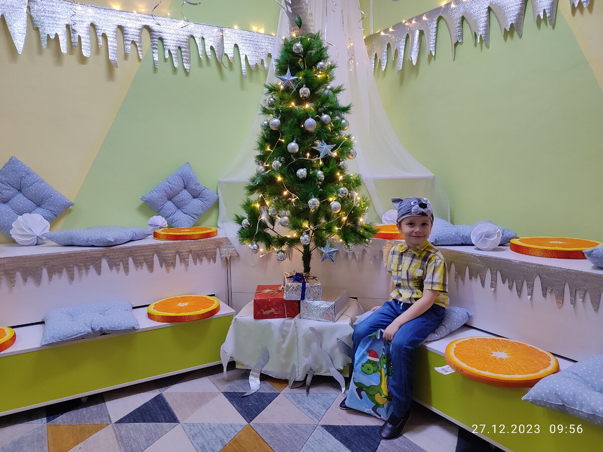 Вадим после новогоднего утренника. Сходили хорошо, завтра подробнее расскажу