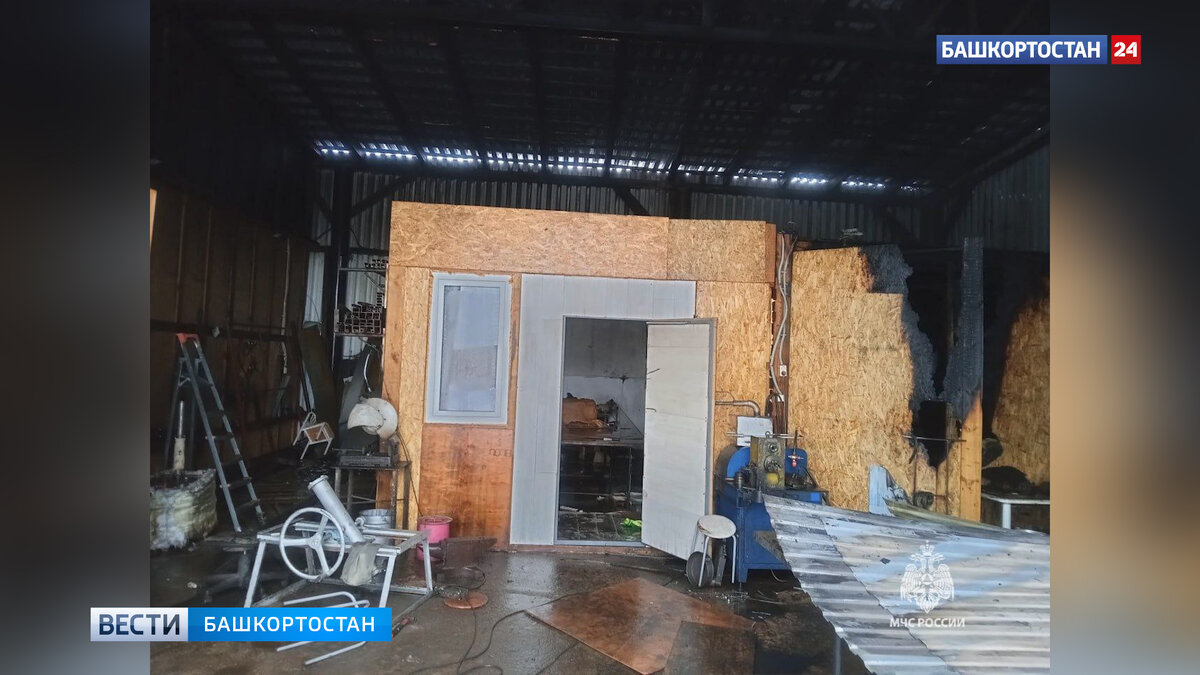    Под Уфой в селе Чесноковка произошел пожар на складе по изготовлению кованых изделий
