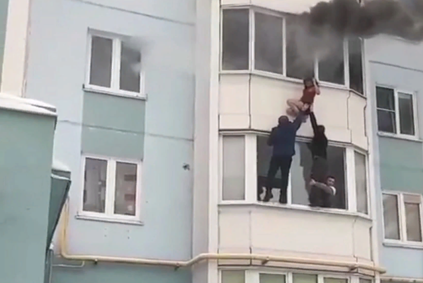 В Ярославле прохожие спасли женщину и ребенка. Скриншот с видео