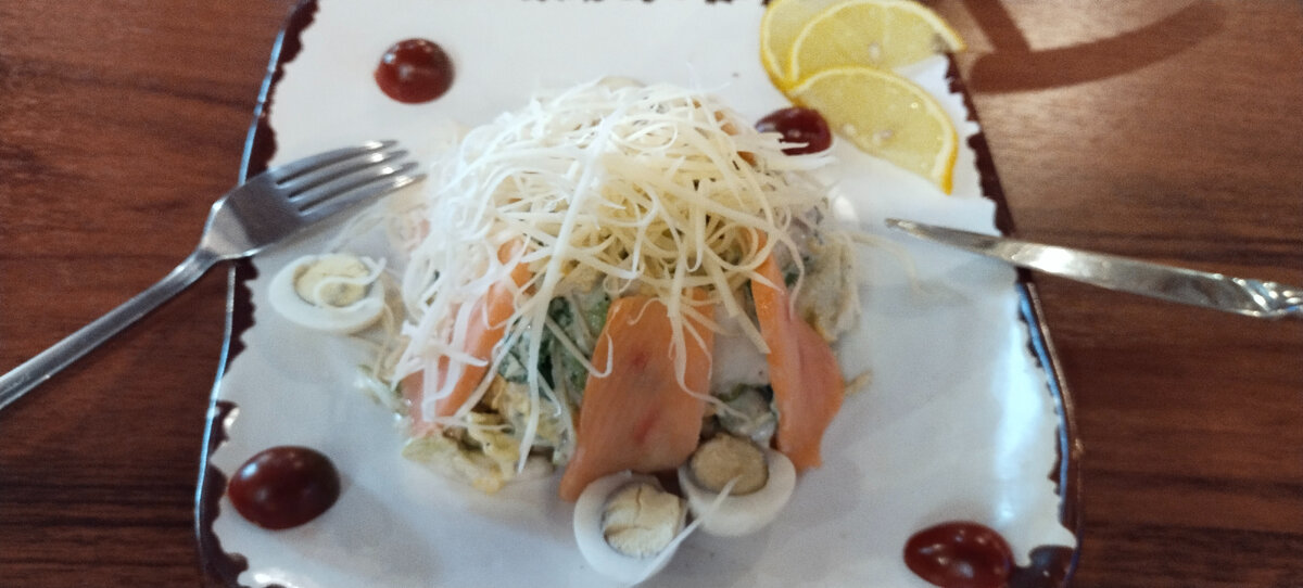 А это Цезарь с семгой. Фото автора канала