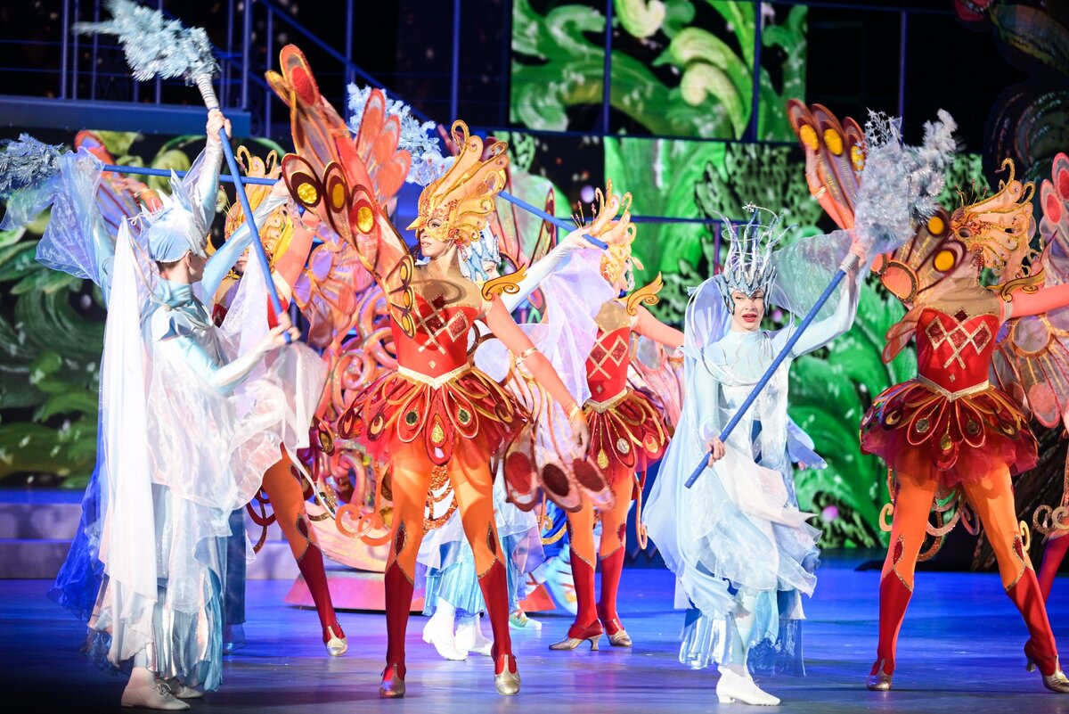    Праздник состоит из двух частей, первая - развлечения в фойе, вторая - музыкальное представление в большом зале. / Фото: РИА Новости