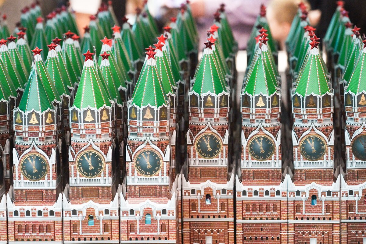    Подарок в Кремлевском Дворце - набор конфет в металлической коробке. / Фото: РИА Новости