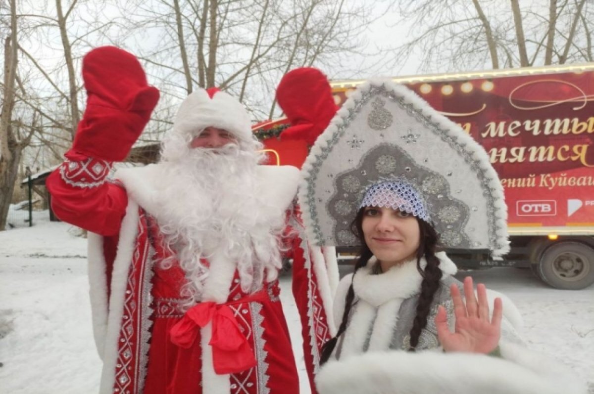 На Урале новогодний грузовик развозит подарки в детские дома | АиФ – Урал |  Дзен