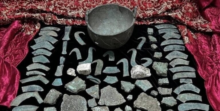    Бронзовый котел и более 60 обломков бронзовых орудий / © Пресс-служба Харьковской областной прокуратуры