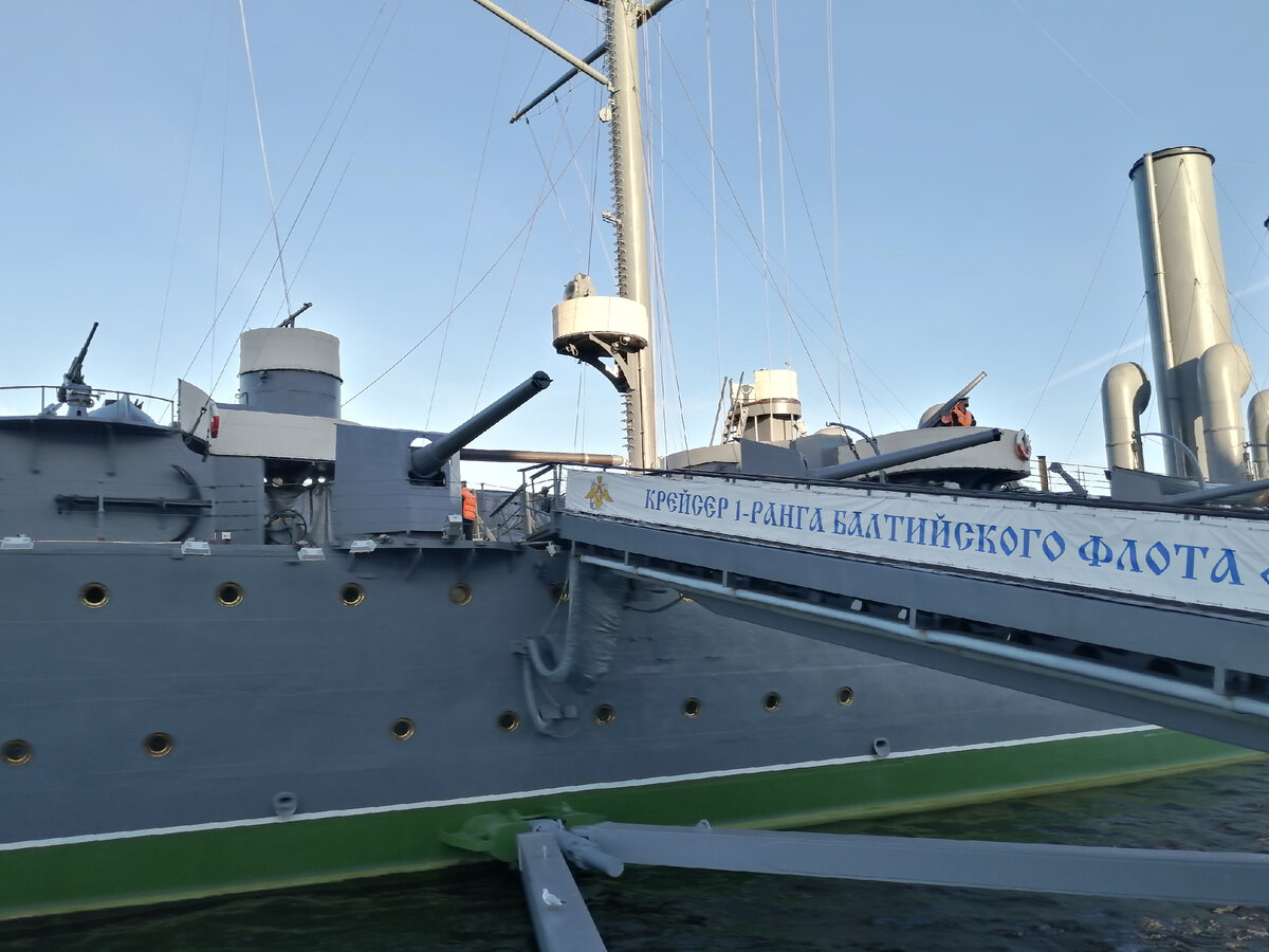 Крейсер "Аврора" - это исторический российский военный корабль, который стал символом ряда важных событий в российской истории, особенно в контексте Октябрьской революции 1917 года.-1-2