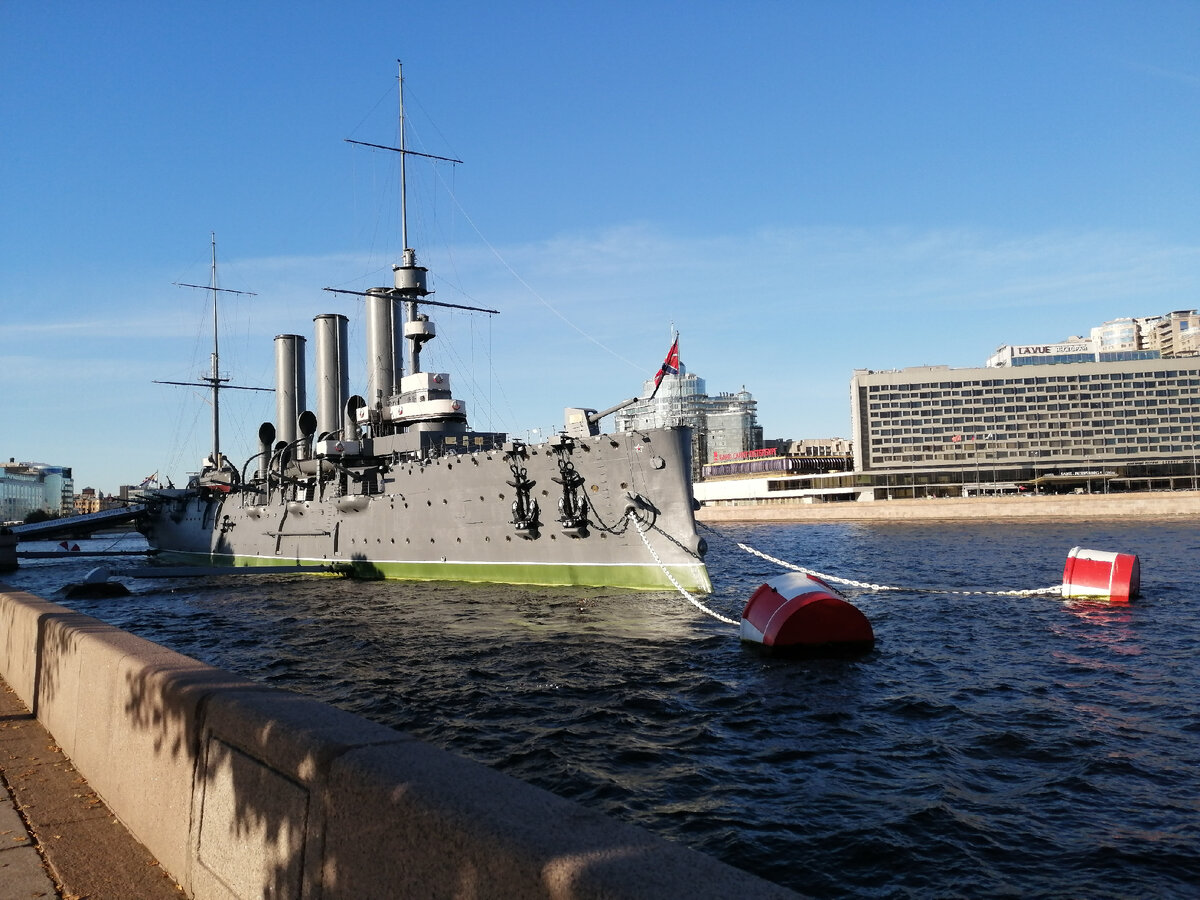 Крейсер "Аврора" - это исторический российский военный корабль, который стал символом ряда важных событий в российской истории, особенно в контексте Октябрьской революции 1917 года.