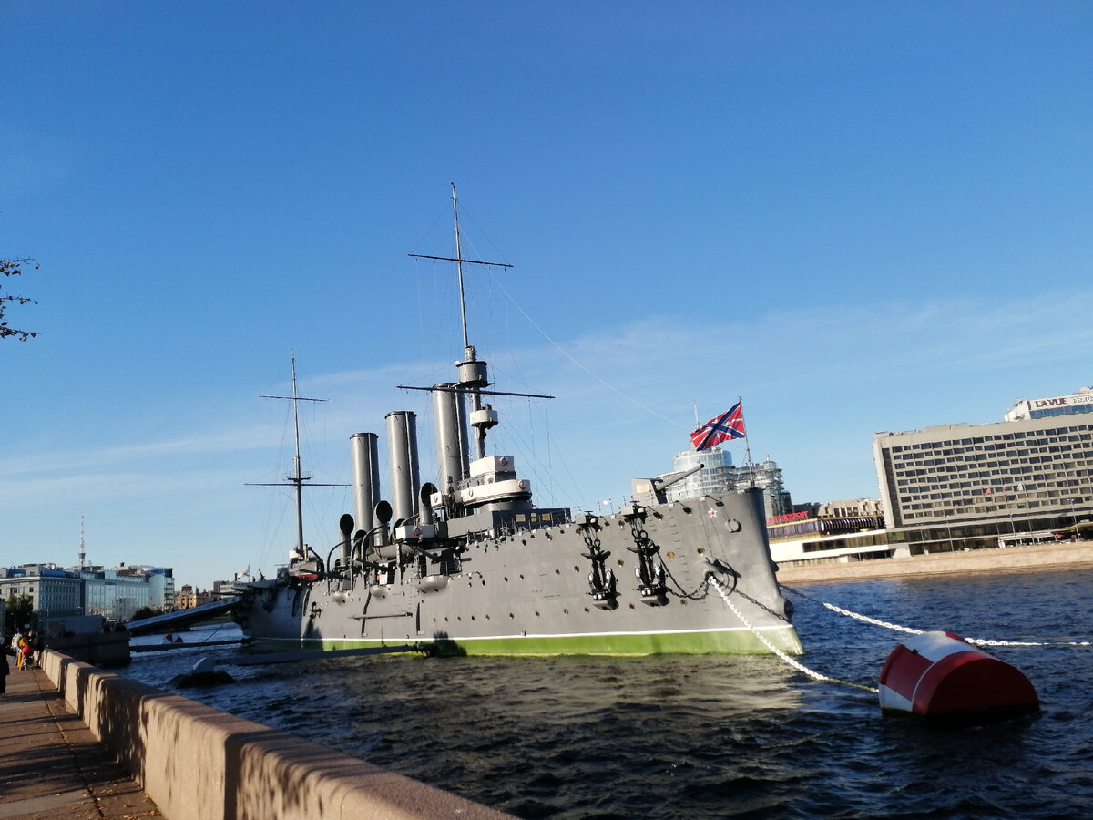 Крейсер "Аврора" - это исторический российский военный корабль, который стал символом ряда важных событий в российской истории, особенно в контексте Октябрьской революции 1917 года.-1-3