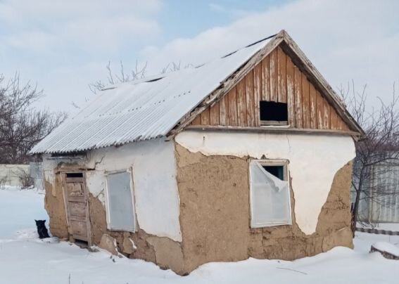 Очень старый-престарый саманный дом. Его покрасить заново - и простоит еще столько же