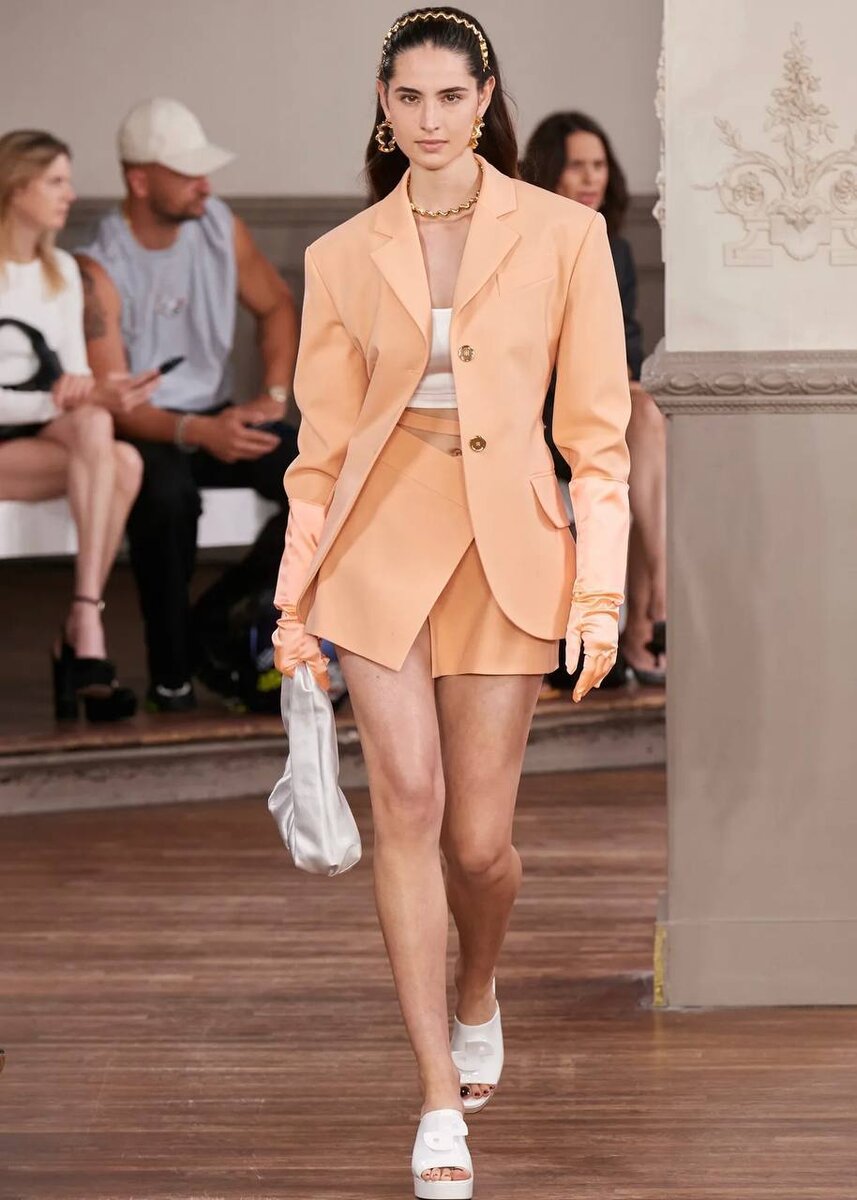 Подиумные образы в цвете "персиковый пух"