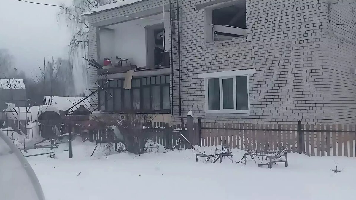     Две семьи лишились дома из-за взрыва газового баллона в Воротынском округе Нижегородской области. Об этом рассказал местный житель Александр Ф. в личных соцсетях.