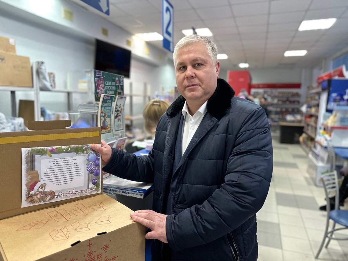    Спикер думы Нефтеюганска отправил в подарок школьнице из Макеевки стереомикрофон