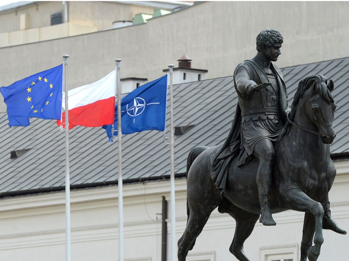    Флаги Польши, ЕС и НАТО в Варшаве© РИА Новости / Михаил Воскресенский