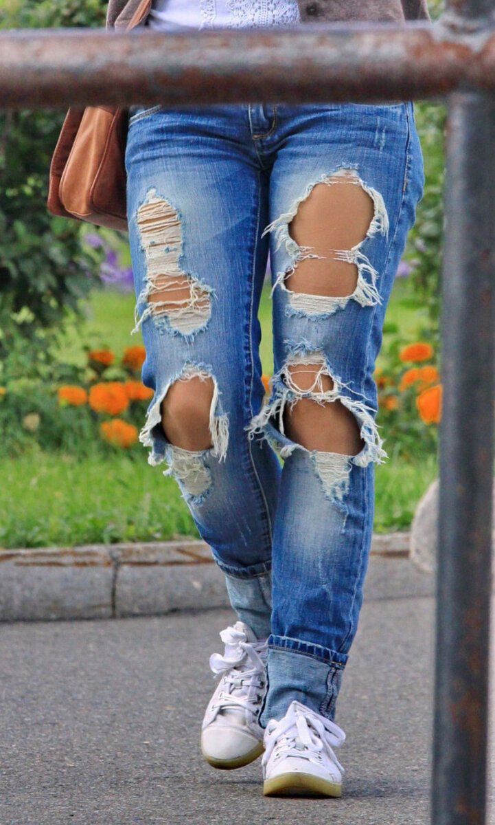 Рваные джинсы женские. Хипстерские джинсы. Рваные джинсы ploty. Рваные джинсы ploty. Девушки в порванных джинсах.