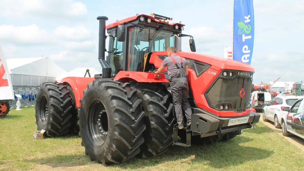 Фото: © Артем Борисов / Glavpahar.ru О плане поставок тракторов российского и белорусского производства