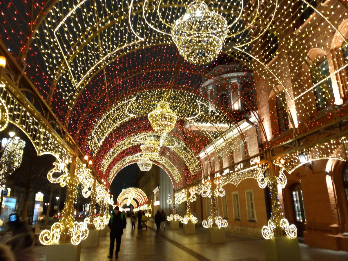 А ещё в Москве всегда самые-самые классные новогодние украшения! Фото автора