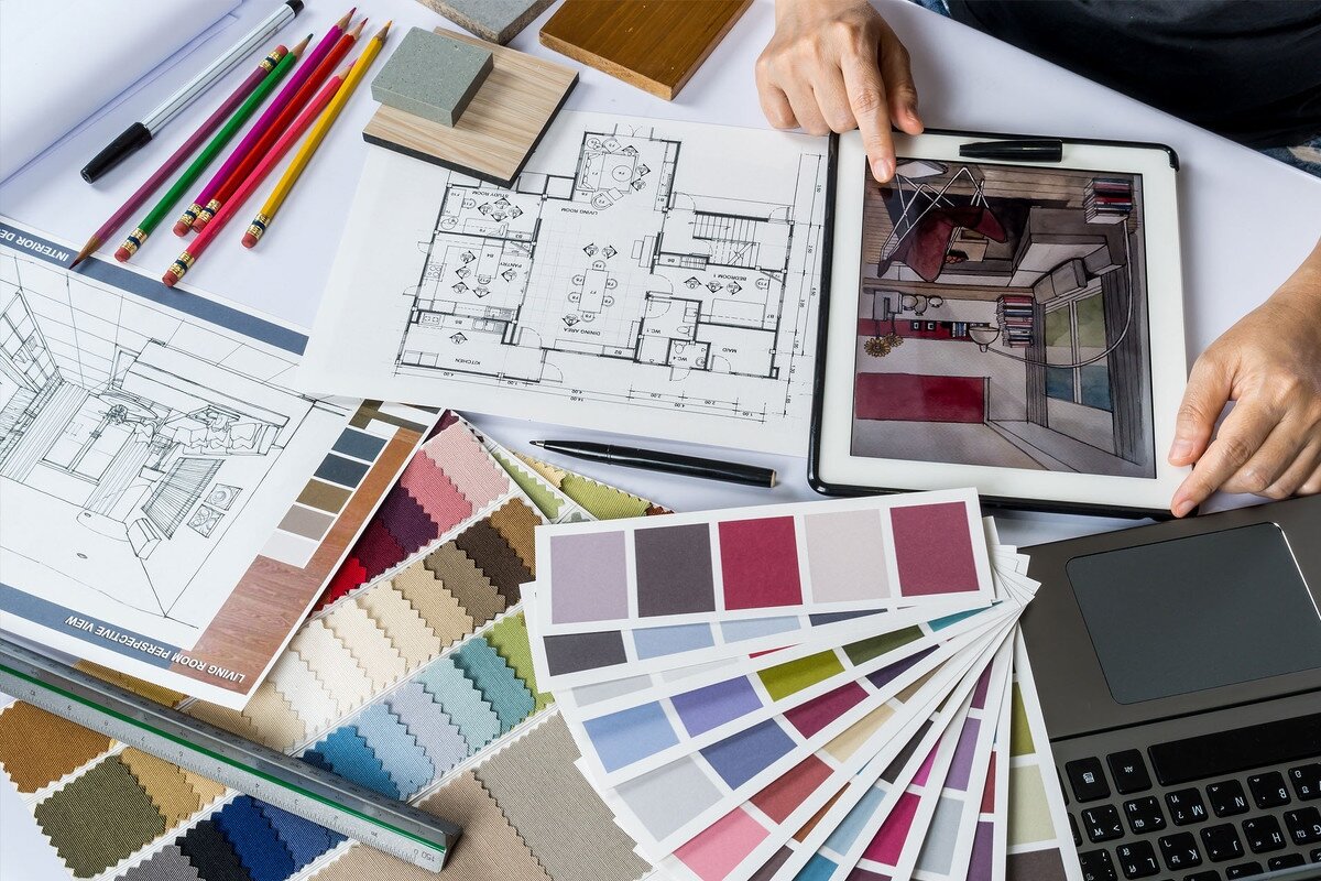 На данном фото изображен готовый план квартиры (или дома, или этажа чего-либо). И опять же вручную нарисованный эскиз, раскрашенный цветными карнадашами, в соответствии с палитрой NCS, RAL и раскладкой тканей. 