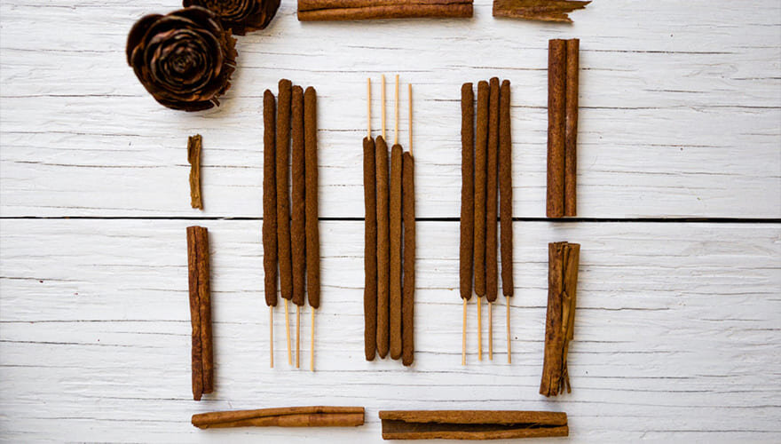 Благовония с корицей - один из самых зимних ароматов. Фото: incensecrafting.com 