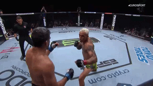 А так бедного Беню отлупил Чарльз Оливейра 