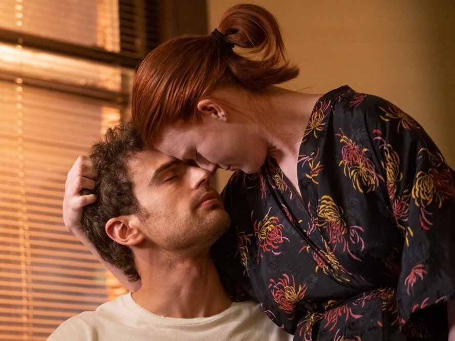 Кадр из сериала 2022 года, демонстрирующий современный визуальный стиль и эмоциональное взаимодействие между главными героями