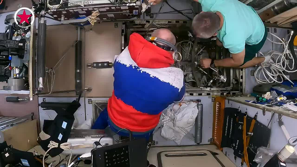 Российские космонавт ремонтируют бортовое оборудование. Фото: Роскосмос