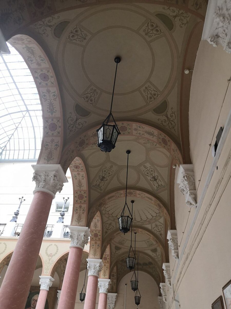 Интересно, такому учат в священных коридорах факультета журналистики МГУ? Фото автора