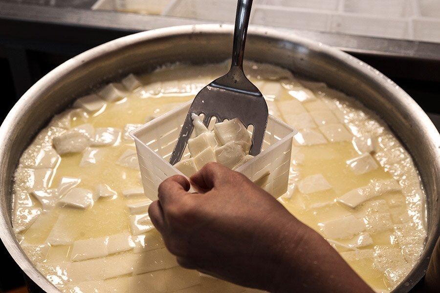 Варка сыра. Процесс приготовления сыра. Сыр сыроварня. Домашний сыр.