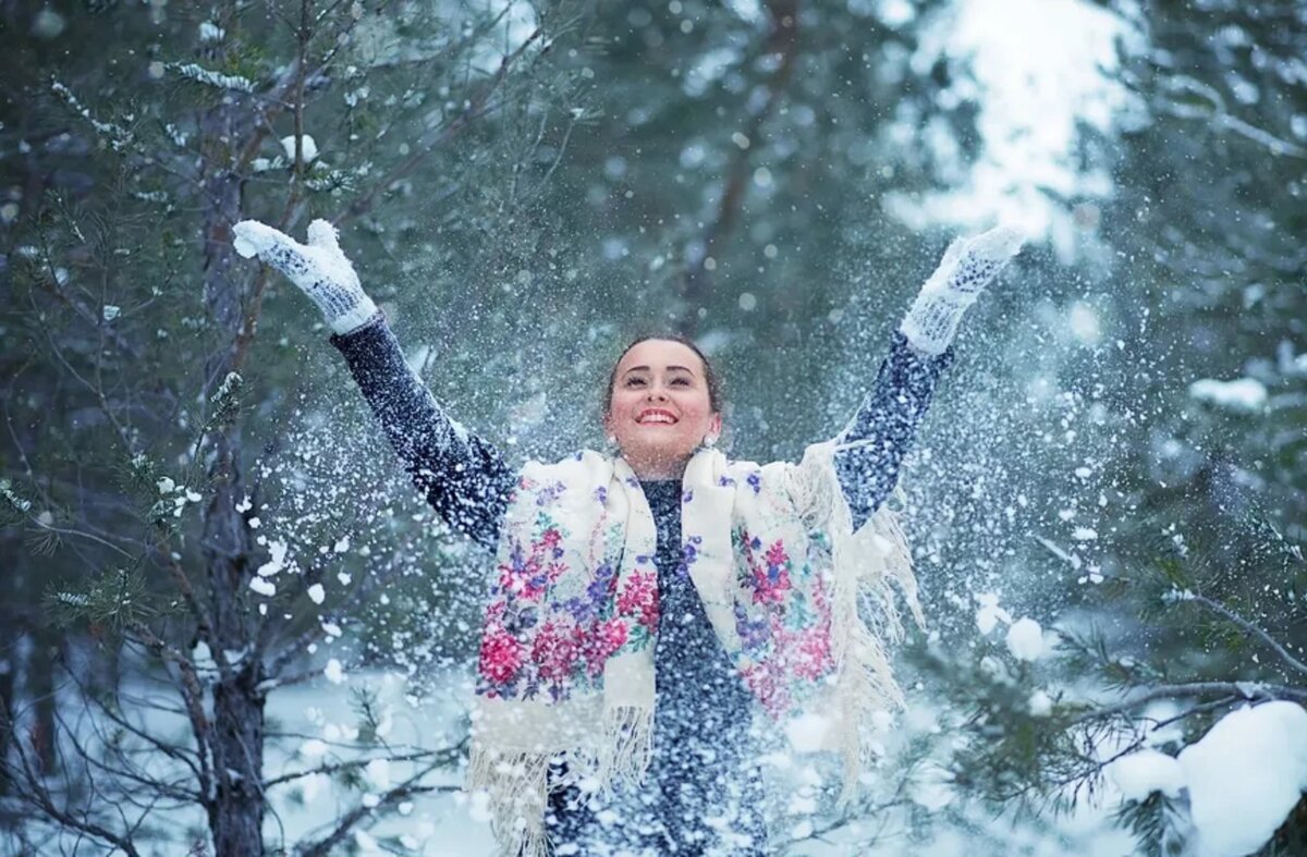 Песня счастья новый год. Зима радость. Радоваться снегу. Девушка в снегу. Люди радуются снегу.