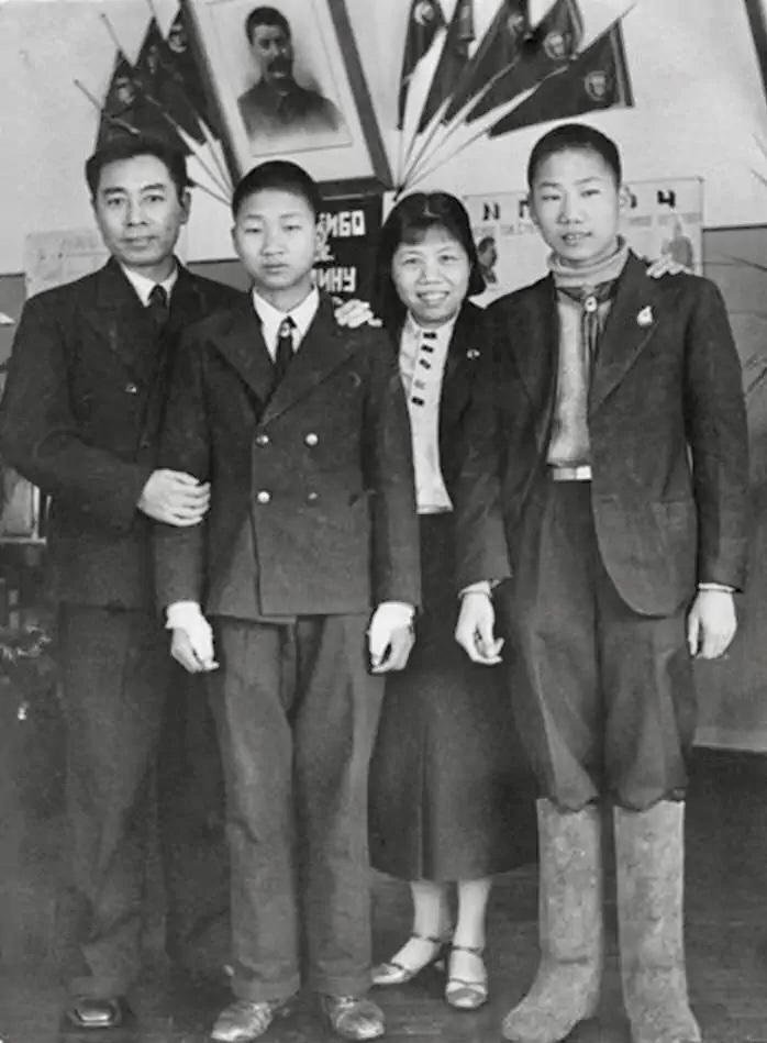 Мао Аньин (справа) и Мао Аньцин (второй слева) в Ивановском Интердоме