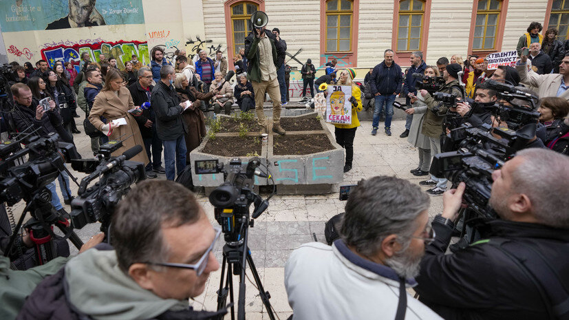     Митинг в Сербии 24 декабря AP Darko Vojinovic