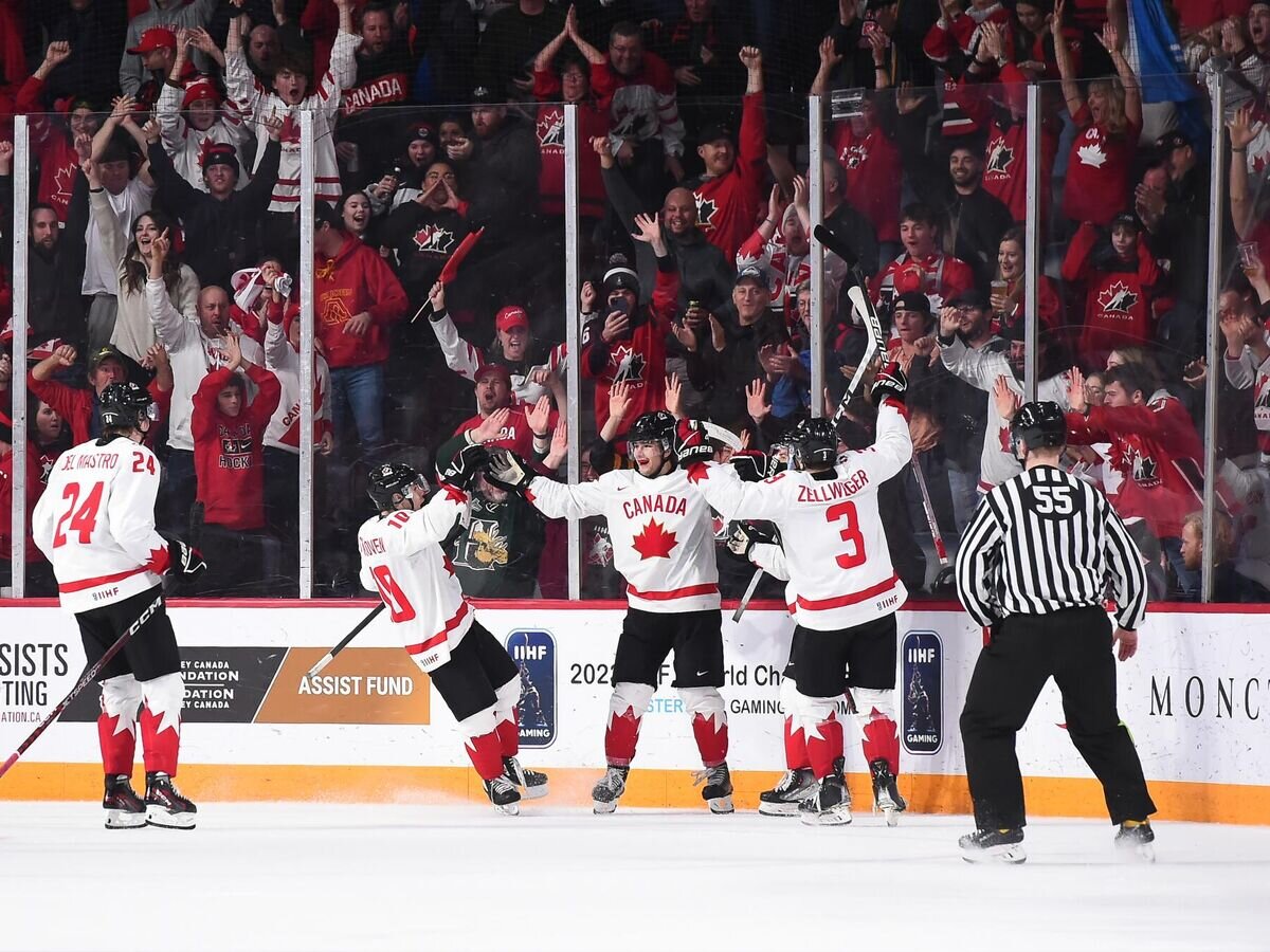    Молодежная сборная Канады по хоккею© Фото : iihf.com