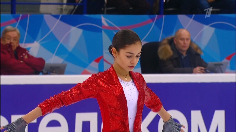    Аделия Петросян на старте короткой программы на Гран-При России в Уфе. Фото: стоп-кадр прямого эфира «Первого канала».
