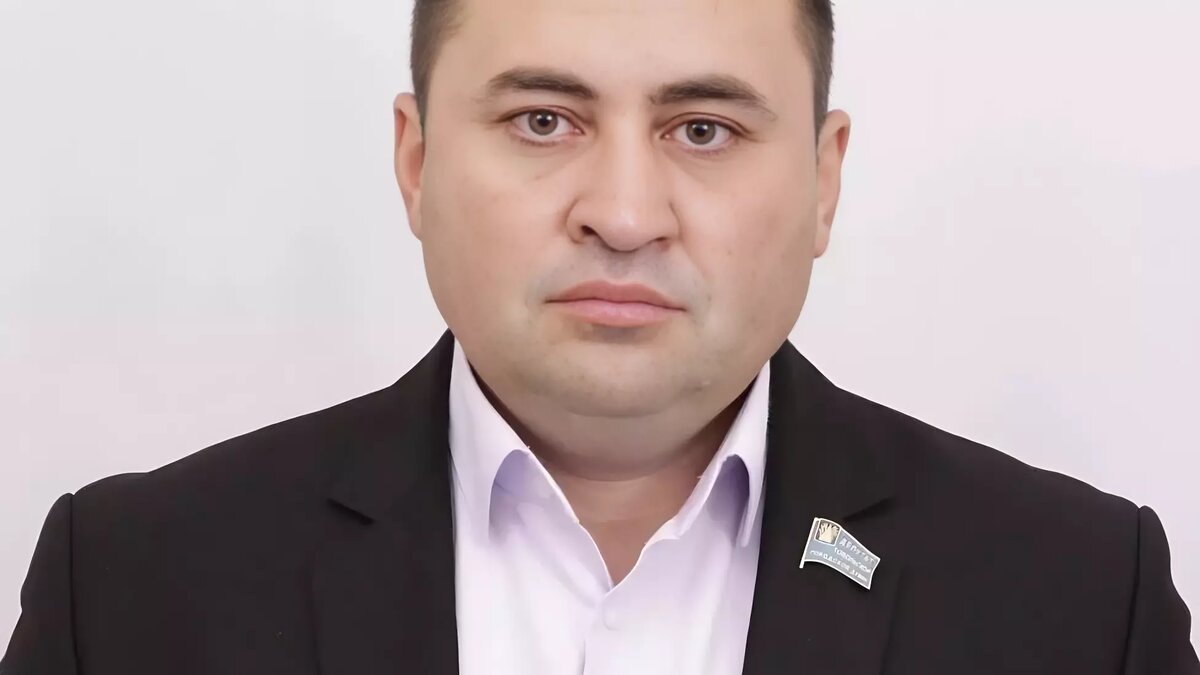     Депутат городской думы от «Единой России» Владимир Егоров ранее был найден погибшим в Тобольске. По предварительным данным, он выпал из окна, пишет Baza.