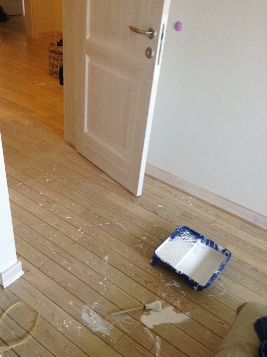 Мы вовремя не убрали краску и трехлетний Тиша решил помочь с ремонтом