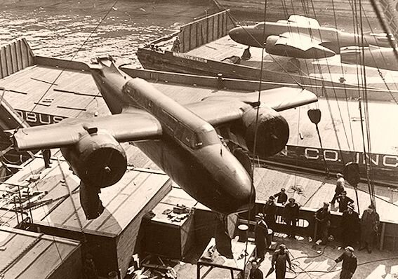 Погрузка на корабль бомбардировщиков A-20 в американском порту