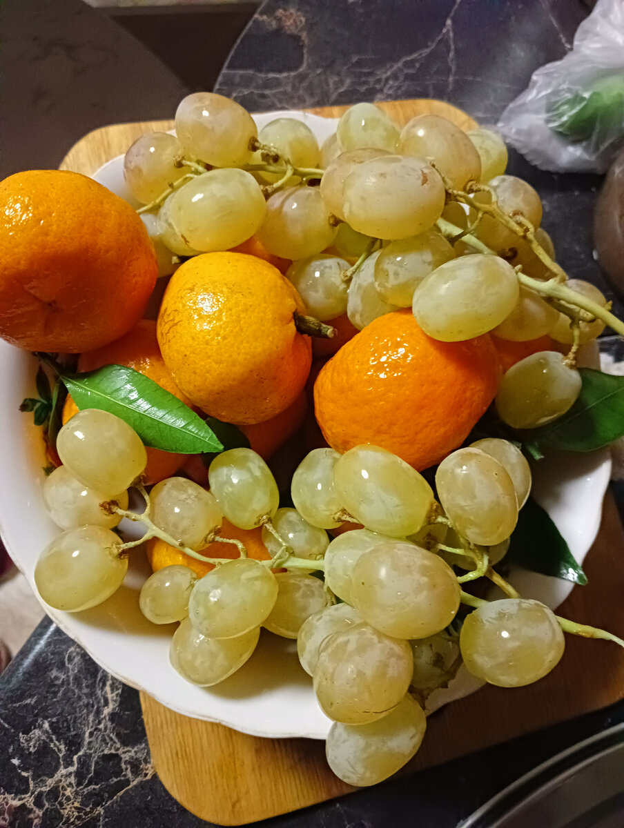 Фрукты очень вкусные , сладкие сочные .