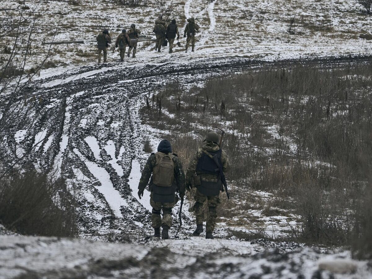    Украинские солдаты возле Артемовска© AP Photo / LIBKOS