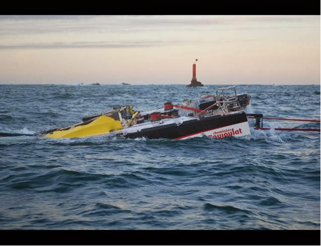 Останки яхты на плаву не далеко от берега Бретани через несколько дней после крушения 
