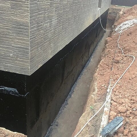 В любом случае эффективная гидроизоляция станет обязательным этапом строительства здания. Но в зависимости от вида опорной системы методика ее выполнения будет несколько отличаться. 