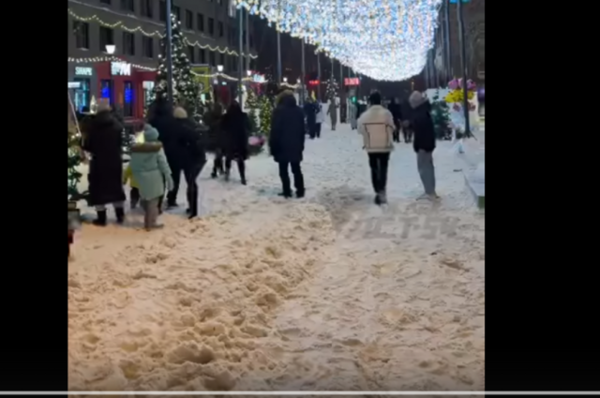    В мэрии Новосибирска назвали причину появления снежной каши на улице Ленина