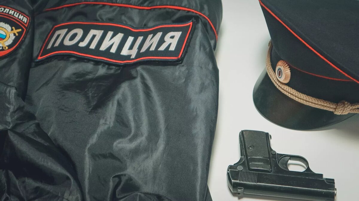     Оперуполномоченный в апреле нынешнего года выбивал показания из потерпевшего, требуя признаться в краже.