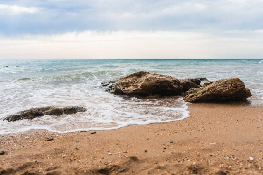 Море конец ноября. Янтарь на берегу моря фото. Морской конец.