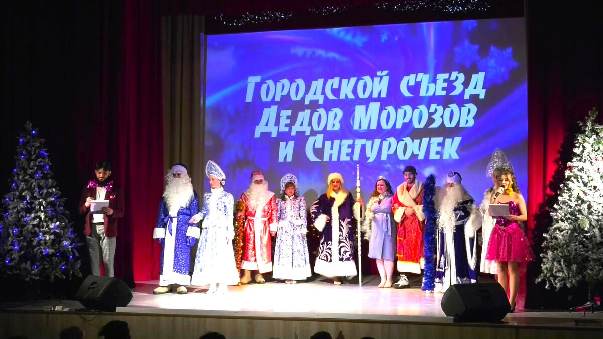    В Покачах провели съезд Дедов Морозов и Снегурочек