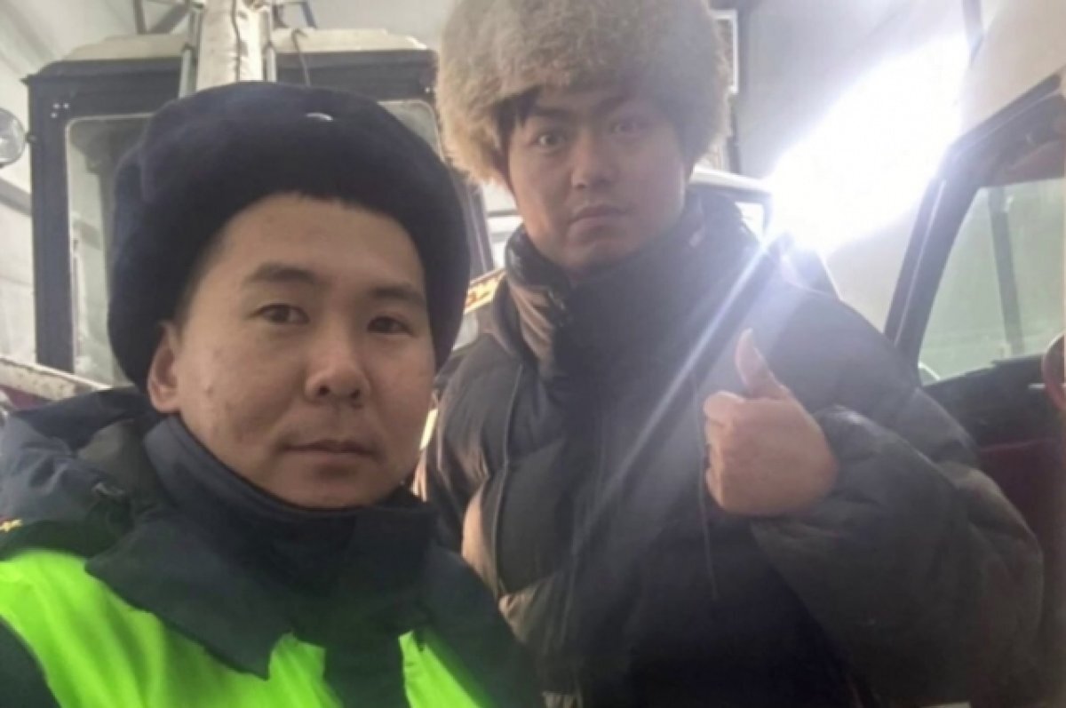    В Якутии полицейские помогли замерзающим туристам из Китая