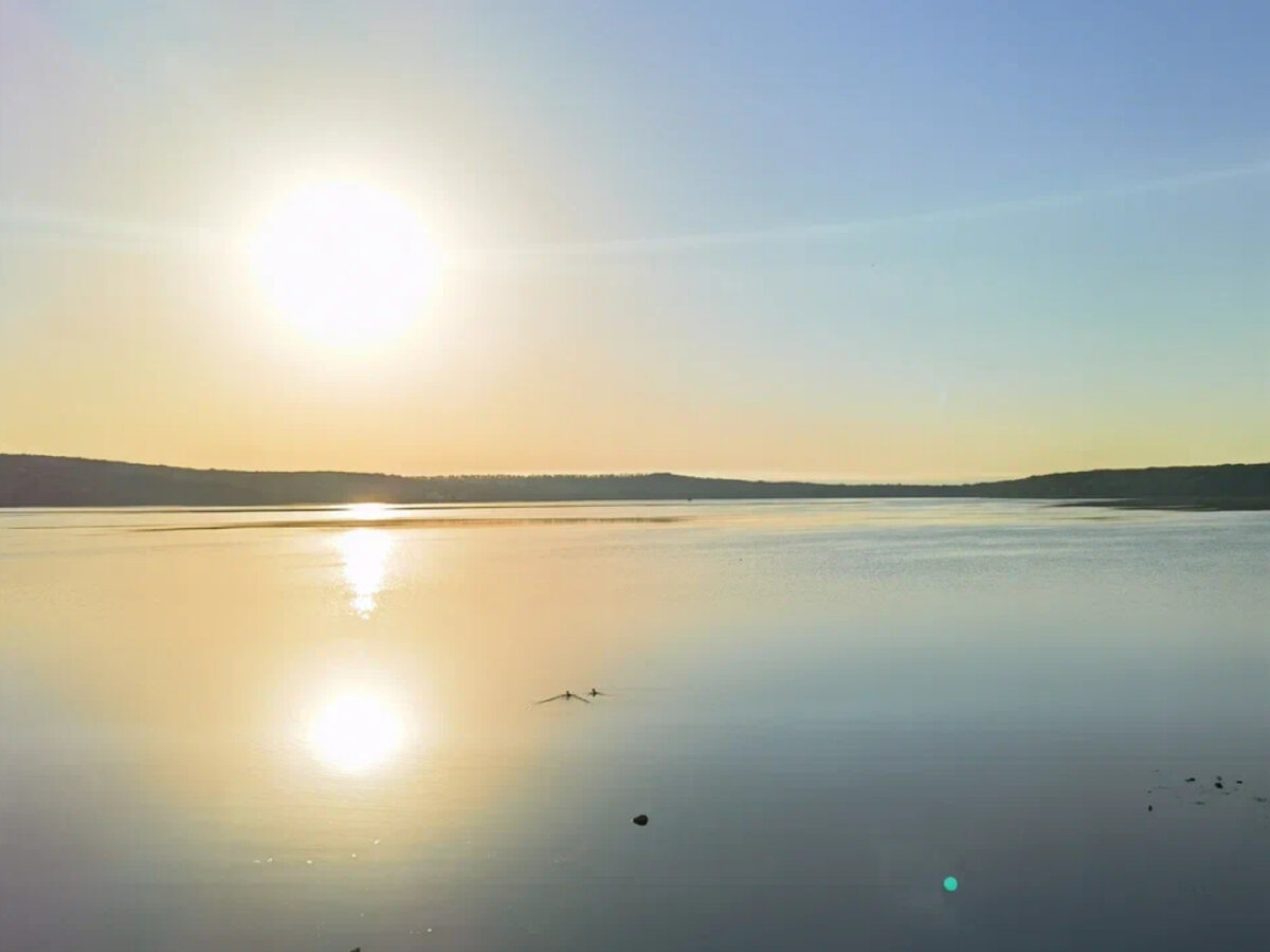 Рассвет на озере Тамбукан