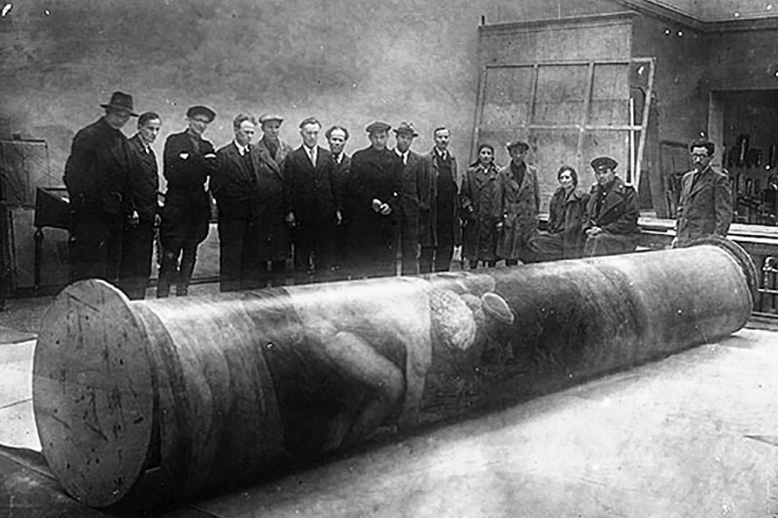 Распаковка картины Александра Иванова «Явление Христа народу» в 1944 году/ © tretyakovgallery.ru