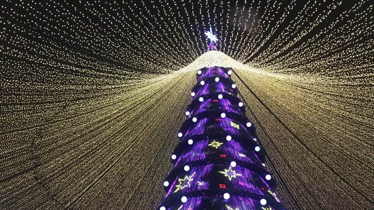     В Казани для восстановления работоспособности новогодних инсталляций у центра семьи «Казан» выделили 12,5 млн рублей. Исполнителю нужно придать городу праздничный облик с помощью елки и шатра. Такая информация размещена на портале госзакупок.