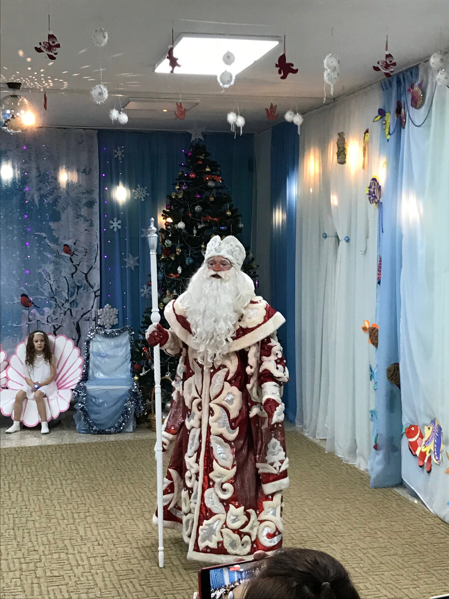 Дед Мороз на детском утреннике в детсаде. Конец декабря 2023 года. 
