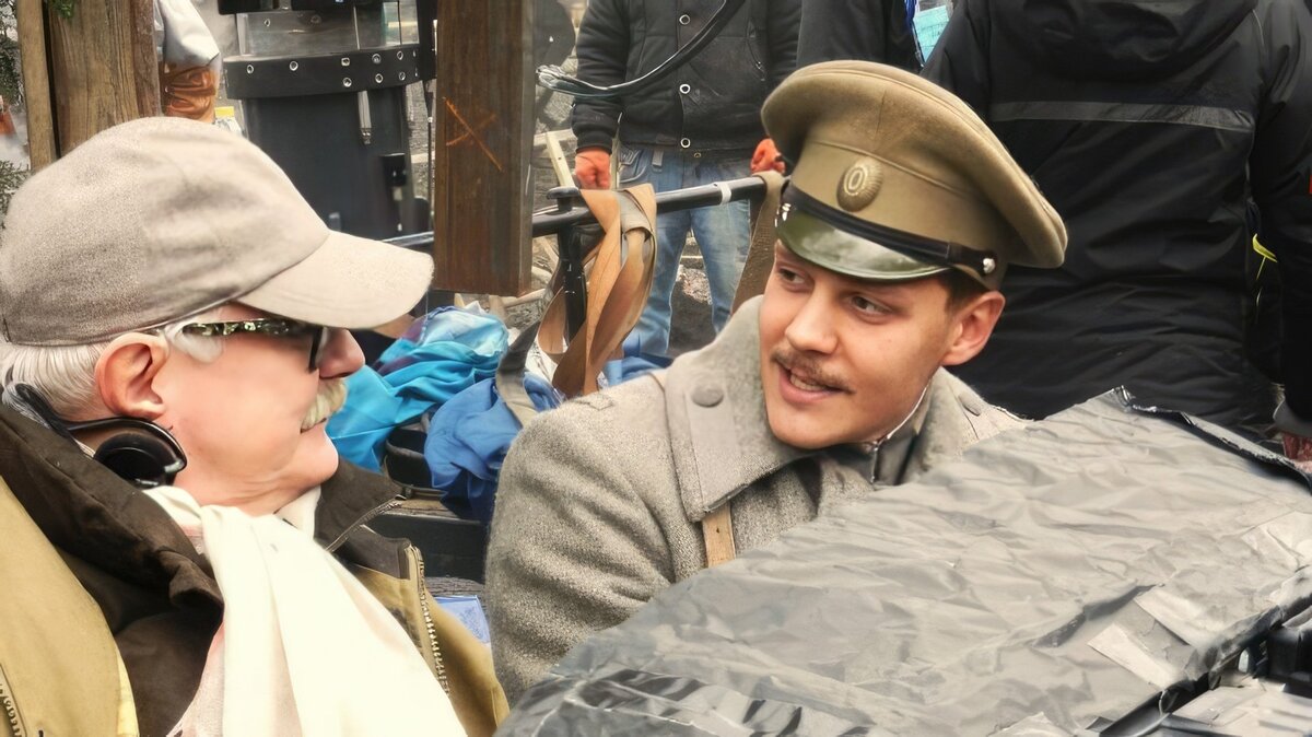 Милош и Никита Сергеевич Михалков на съемочной площадке фильма "Солнечный удар". 