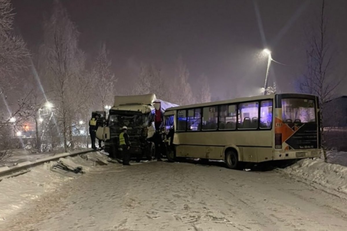    В ДТП с грузовиком и автобусом в Ленобласти серьёзно пострадали 13 человек