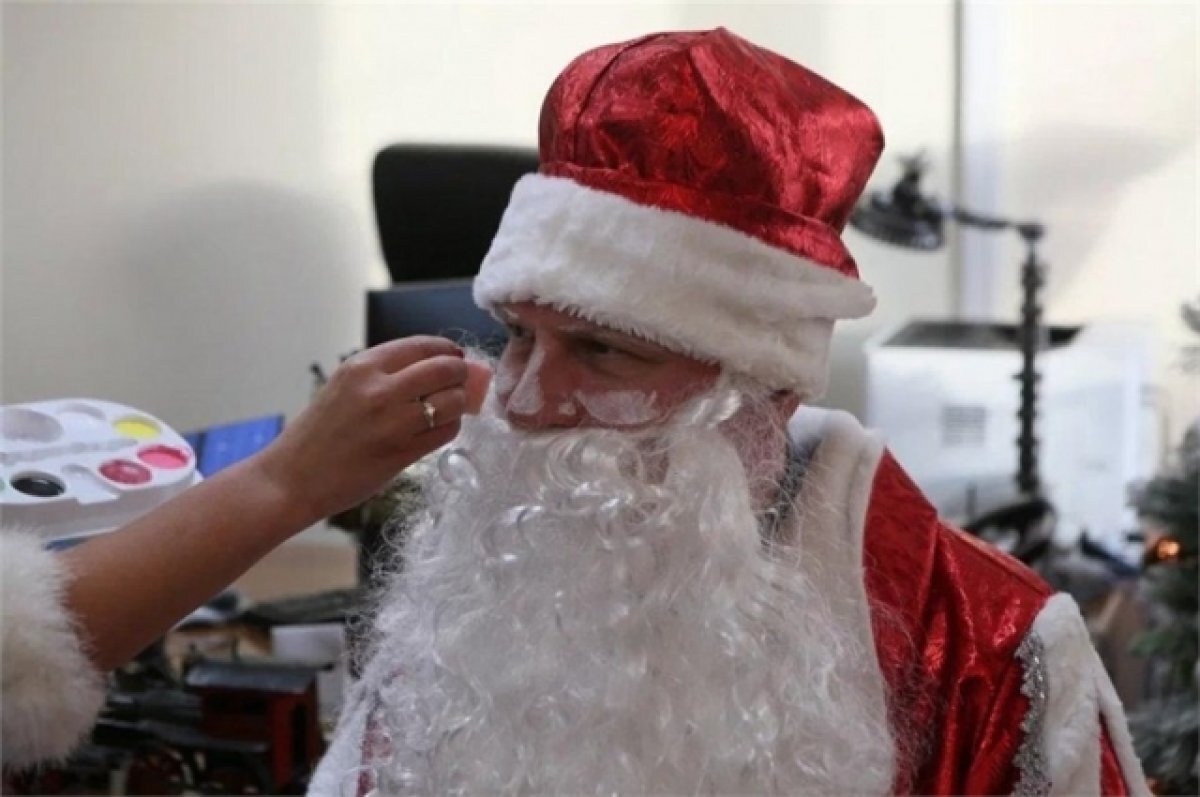    Главврач Красноярской краевой больницы поздравил детей в образе Деда Мороза